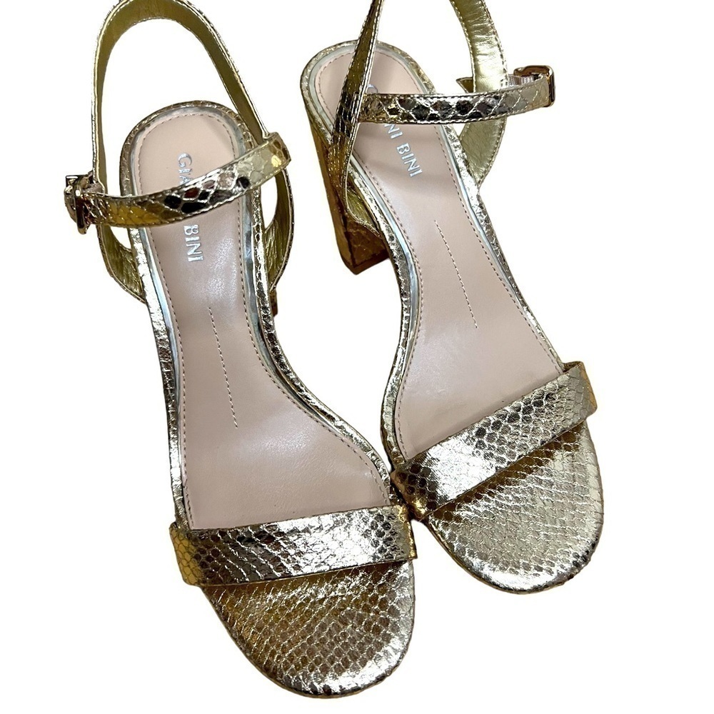 𝅺gianni BINI MCKARIA SAND GOLD BLOCK HEEL SLINGBACK DRESS SANDALS Size 7